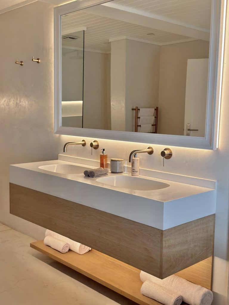 Bathroom with elegant touches66