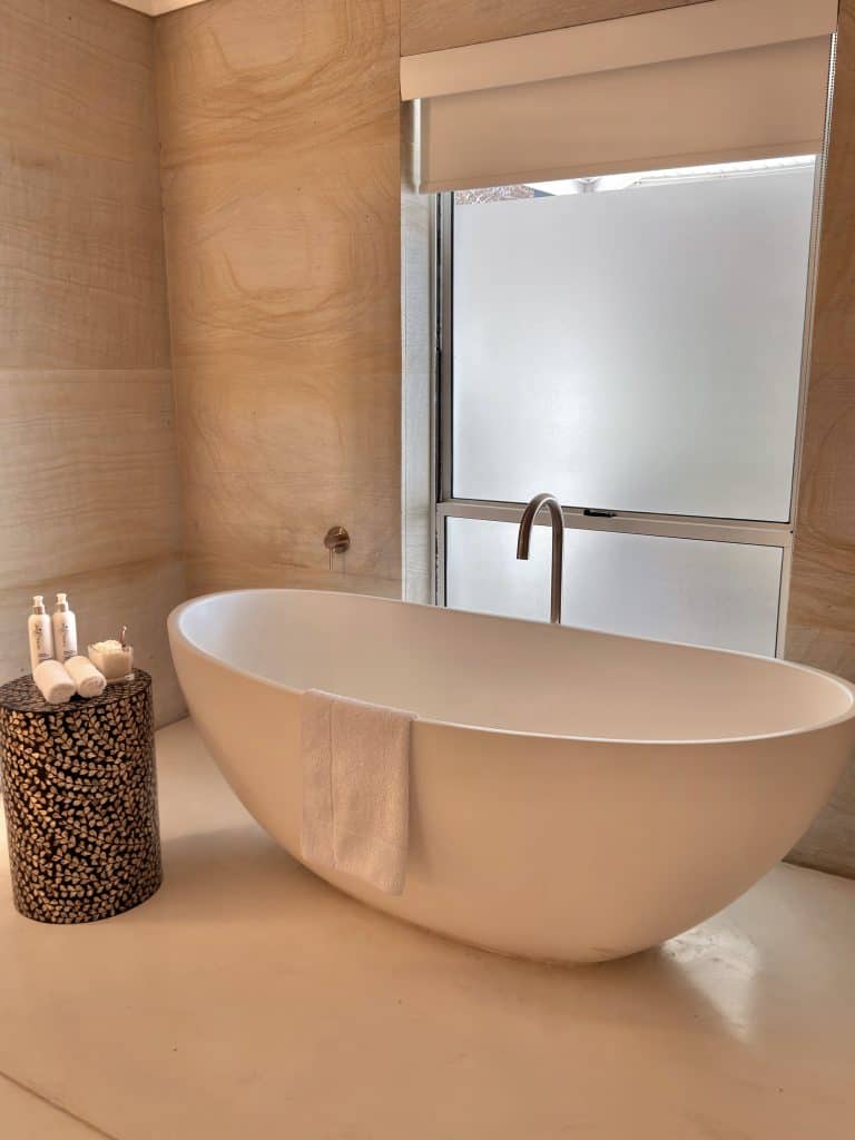 Bathtub with elegant touches